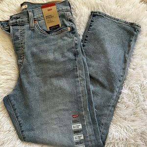 NWT Women’s Levi’s Distressed Wedgie Straight Jean